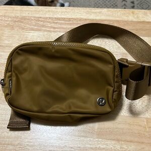 NWOT- lululemon belt bag